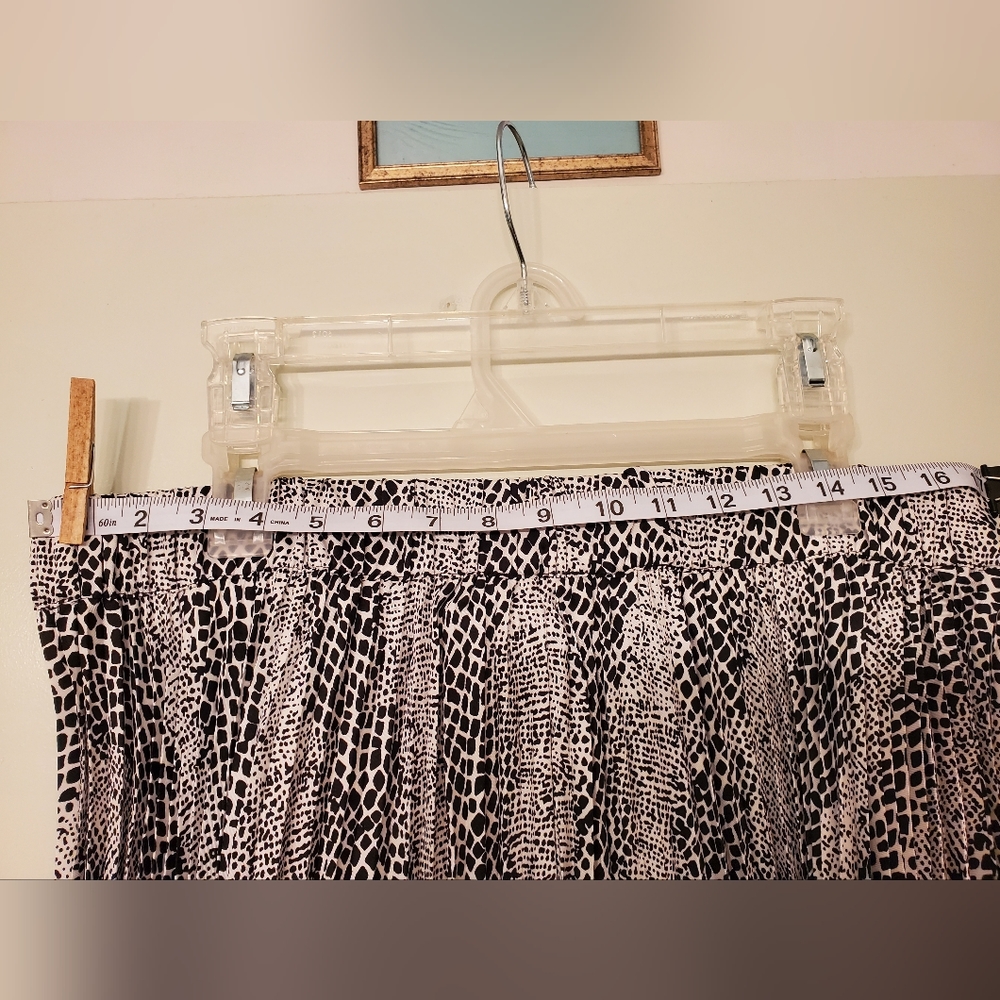 Lane Bryant accordion size 14/16 midi skirt in black and white. - Picture 4 of 8